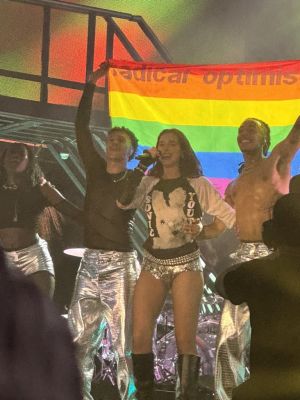 © twitter.com/honeybeenga
