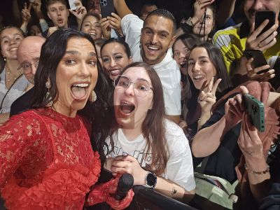 © x.com/idkbutimtracy_
